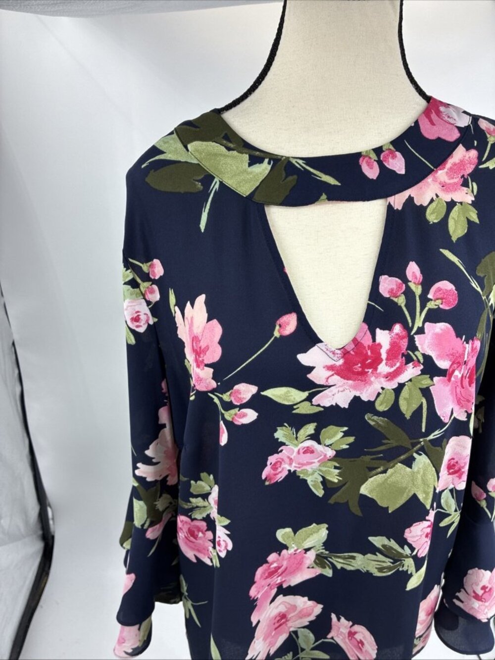 Soho New York & Company Womens Floral Blouse Navy Pink Keyhole Neck Size L - Picture 3 of 9
